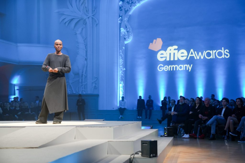 Tarik Tesfu moderiert die Effie Germany Awards Gala